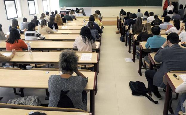 Foto de archivo. Opositores para juez y fiscal en la Facultad de Telecomunicaciones de la Universidad de Valladolid.