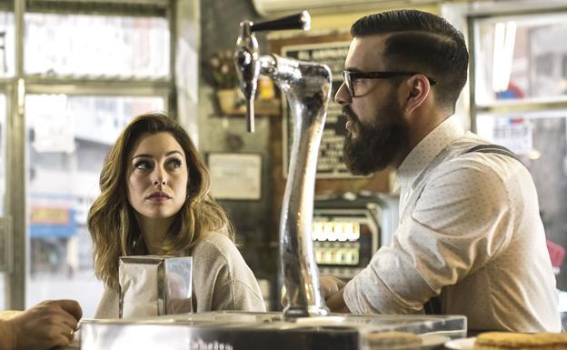 Blanca Suárez y Mario Casas en la película 'El bar'. 