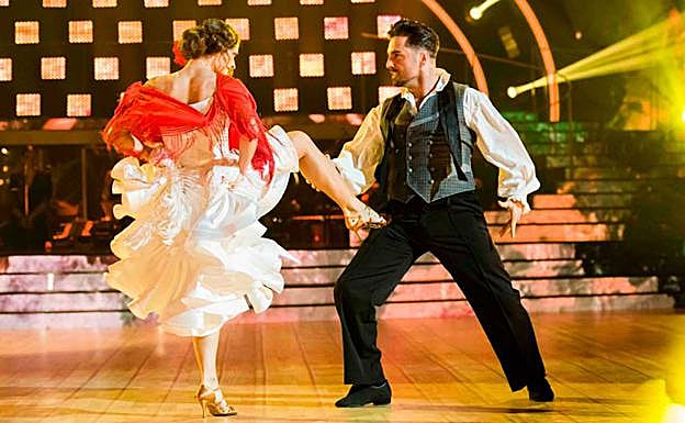 David Bustamante y Yana Olina bailan el pasodoble 'Tres veces guapa'. 