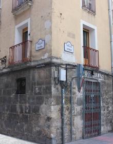 Imagen secundaria 2 - Los 'patilleros' se reúnen frente a la puerta del 'Patillas' cada lunes