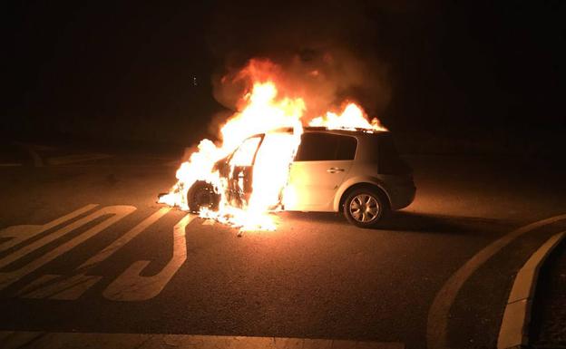 Uno de los coches implicados en el accidente, envuelto en llamas. 