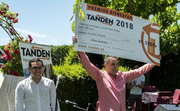 David Abad, trabajador de Tanden transportes, recibe el cheque de 1.100 euros por haber adelgazado 11 kilos en un año.