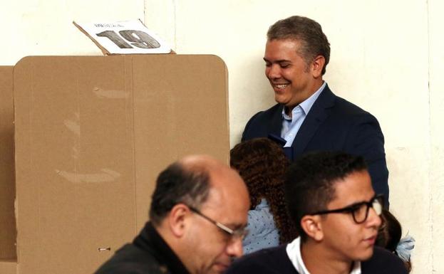 El candidato presidencial Iván Duque vota en Bogotá (Colombia).