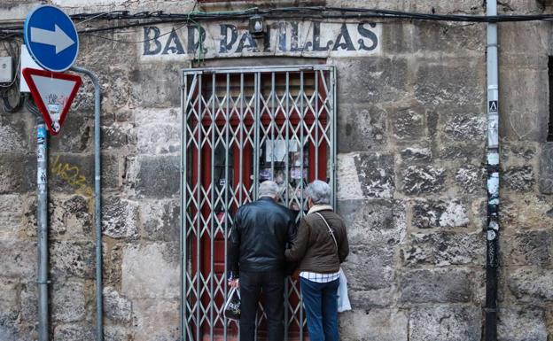 Imagen principal - Los 'patilleros' se reúnen frente a la puerta del 'Patillas' cada lunes