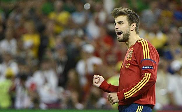 Piqué celebra el gol que marcó en la tande de penaltis en las semifinales de la Eurocopa de 2012 contra Portugal.