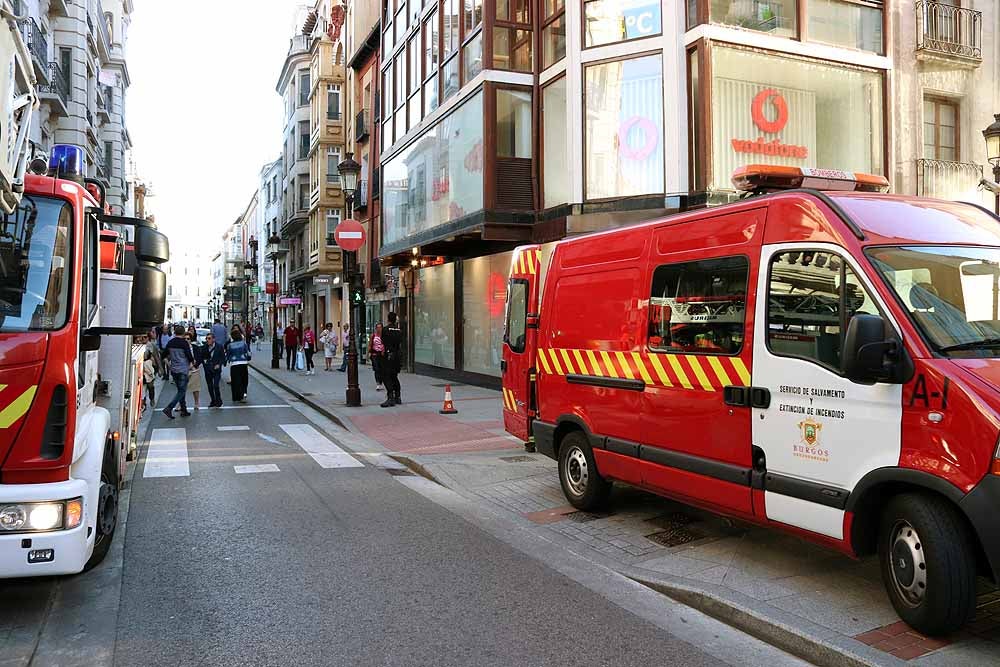 Fotos: El humo ha inundado la tienda de Vodafone