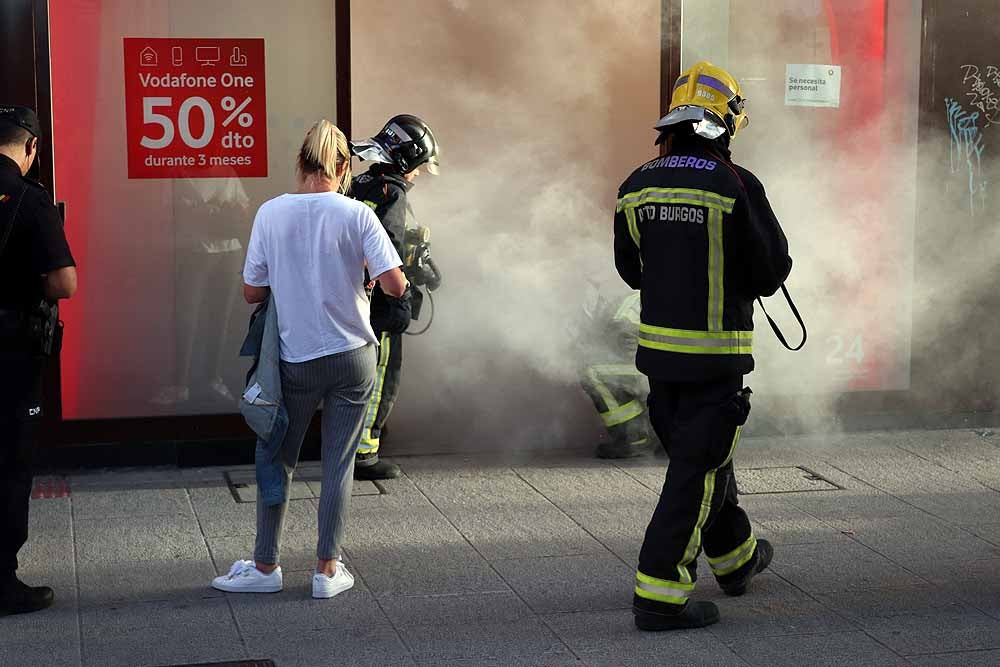 Fotos: El humo ha inundado la tienda de Vodafone