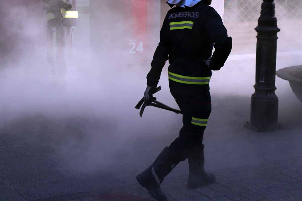 Fotos: El humo ha inundado la tienda de Vodafone