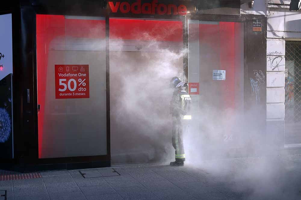 Fotos: El humo ha inundado la tienda de Vodafone