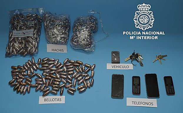 Se han intervenido numerosas 'bellotas' y varios teléfonos móviles.