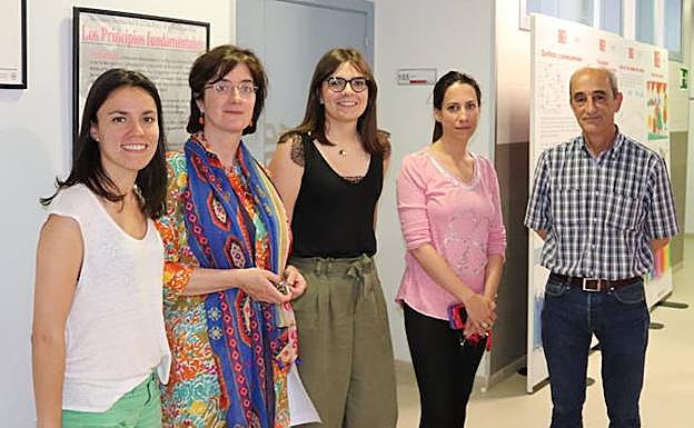 Personal que atiende a los refugiados en Burgos.