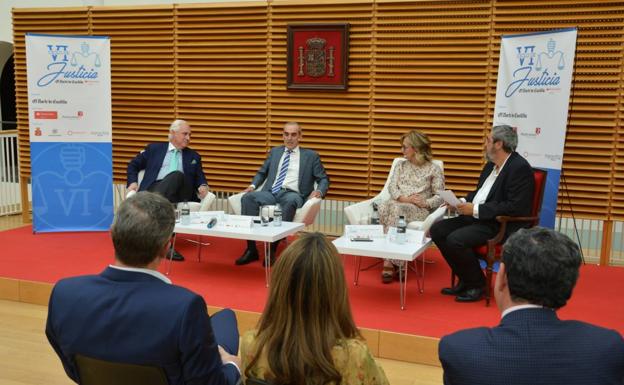 Alejandro Luzón (2º izq.), acompañado del presidente del TSJ, José Luis Concepción, la fiscal Superior de Castilla y León, Lourdes Rodríguez, y el director de Relaciones Institucionales de El Norte de Castilla, Carlos Aganzo.