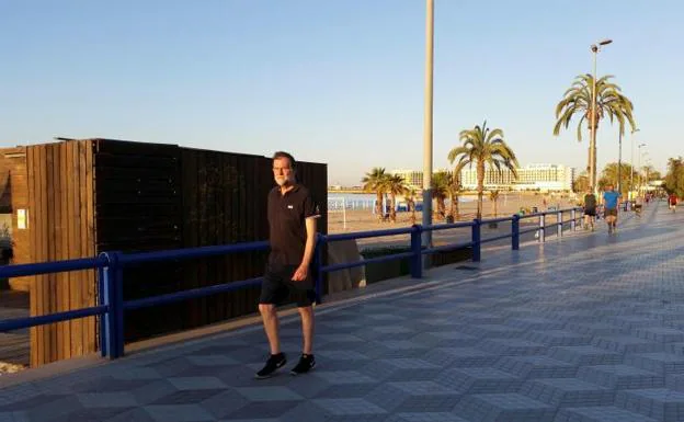El expresidente del Gobierno Mariano Rajoy, durante un paseo esta mañana por el paseo marítimo de Alicante.