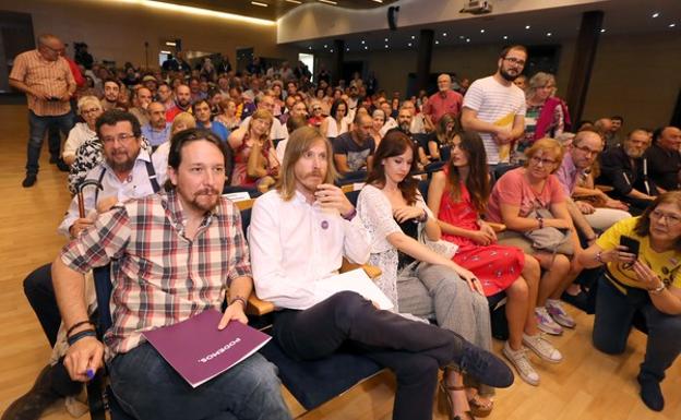 El secretario general de Podemos, Pablo Iglesias, y el autonómico, Pablo Fernández, cierran la campaña '¿Qué Castilla y León quieres? Las personas, lo primero'. 