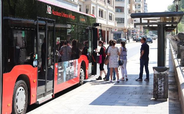 Varios usuarios montan a un autobús de la línea 1 en la Avenida Arlanzón.