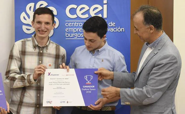 Los estudiantes José Miguel Ramírez Sanz (C), y José Luis Garrido (I) fueron los ganadores del Explorer 2018 Universidad de Burgos-CEEI.