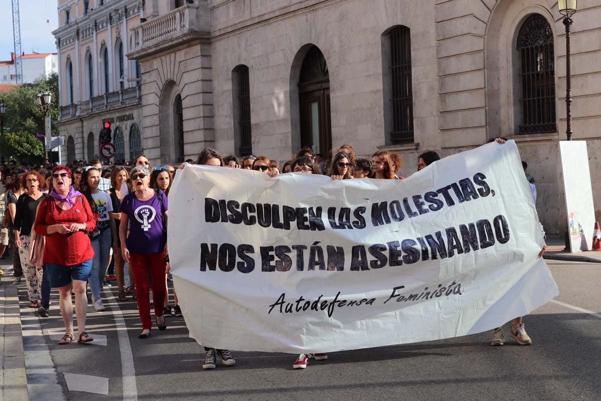 Alrededor de medio millar de burgaleses se han echado a la calle para mostrar su repulsa ante el auto de la Audiencia de Navarra mediante el que se concede la libertad bajo fianza de los cinco miembros de 'La Manada' condenados