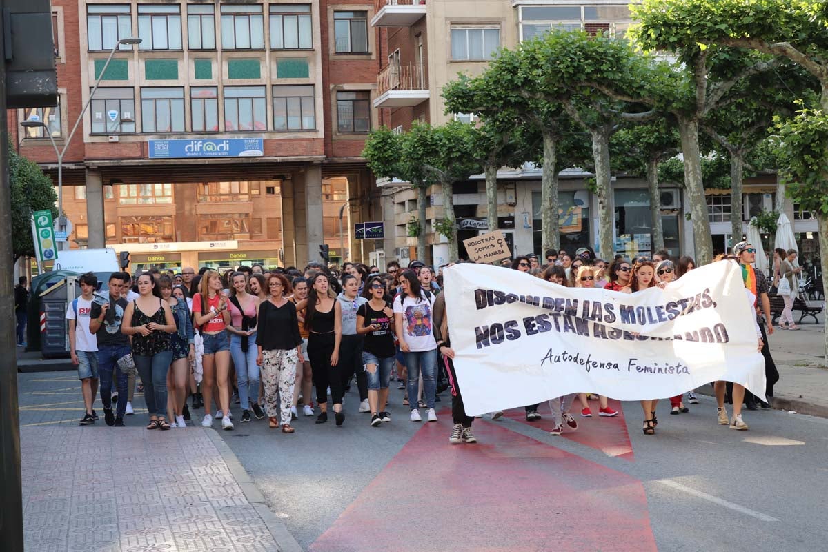 Alrededor de medio millar de burgaleses se han echado a la calle para mostrar su repulsa ante el auto de la Audiencia de Navarra mediante el que se concede la libertad bajo fianza de los cinco miembros de 'La Manada' condenados