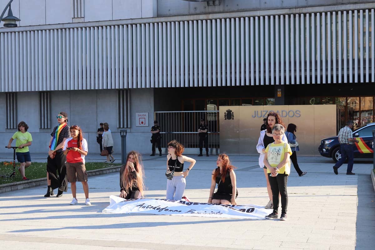 Alrededor de medio millar de burgaleses se han echado a la calle para mostrar su repulsa ante el auto de la Audiencia de Navarra mediante el que se concede la libertad bajo fianza de los cinco miembros de 'La Manada' condenados