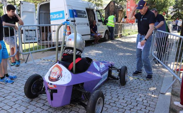 Un coche a la salida de la carrera