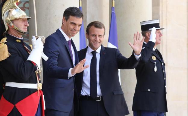 Macron y Sánchez antes de la reunión.