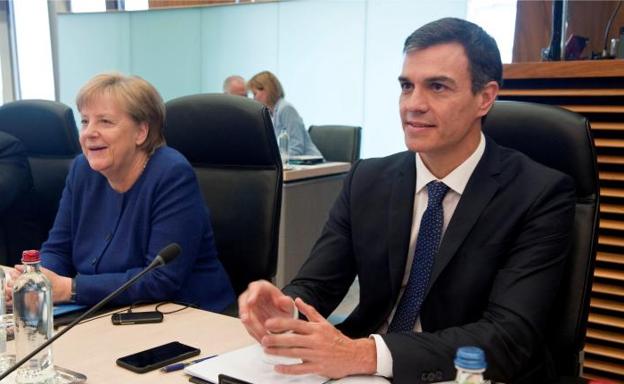 Pedro Sánchez junto a la canciller alemana Ángela Merkel en la cumbre de Bruselas.