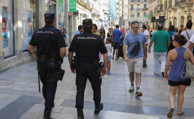 Dos agentes de la Policía Nacional patrullan por el centro de la ciudad de Salamanca.