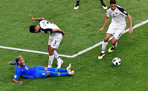 Neymar, tendido sobre el césped durante el Brasil-Costa Rica. 