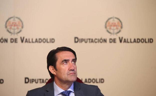 El consejero de Fomento y Medio Ambiente, Juan Carlos Suárez-Quiñones, presenta el nuevo convenio de transporte público de viajeros con la Diputación de Valladolid. 