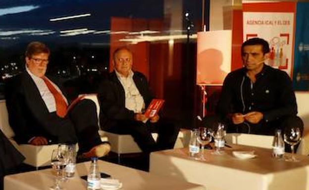 El presidente de Cecale, Santiago Aparicio, con los secretarios de UGT y CC OO en la región, Faustino Temprano y Vicente Andrés.