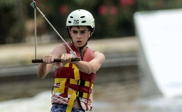 Pablo Urdangarín practicando wakeboard. 