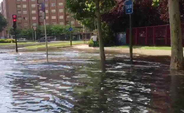 Imagen del agua acumulada en la Glorieta de Bilbao