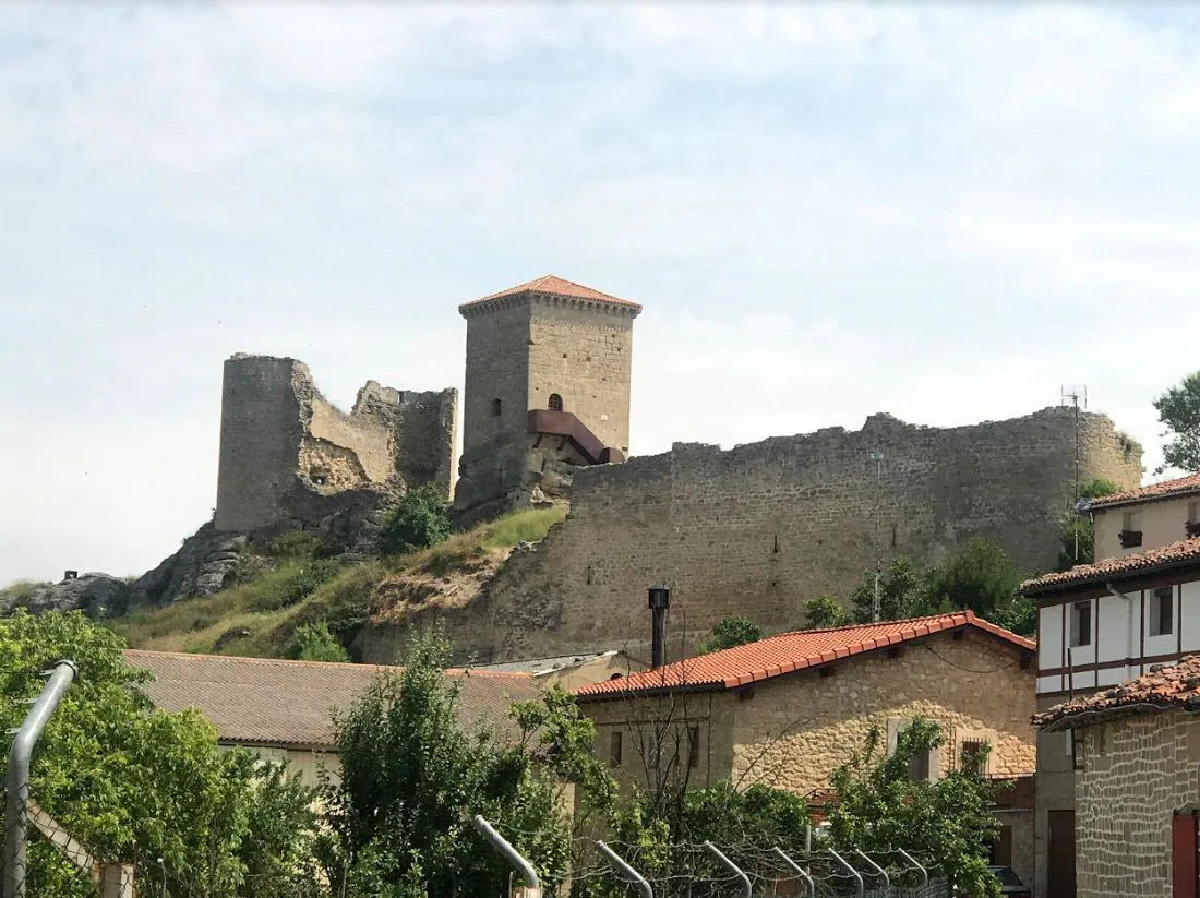 Imágenes del Castillo de Santa Gadea del Cid, una fortaleza del siglo XV que forma parte de la Lista Roja de Hispania Nostra en 2010, pero que ha sido restaurada recientemente.