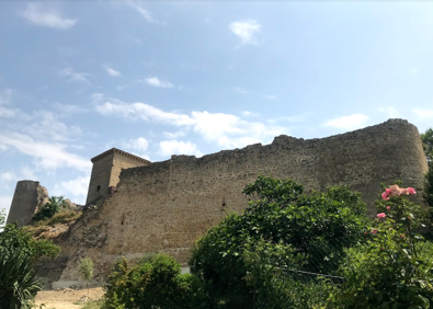 Imagen secundaria 1 - Fotografías del muralla del castillo tras la rehabilitación.