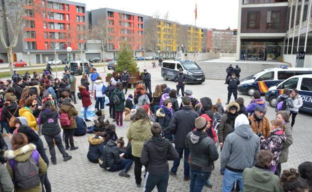 Tras la detención, un grupo de ciudadanos se concentró en Comisaría en apoyo a las mujeres