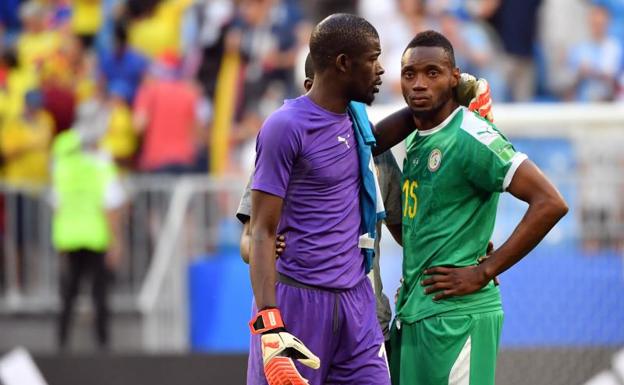 Khadim N'Diaye y Diafra Sakho se lamentan tras la eliminación.