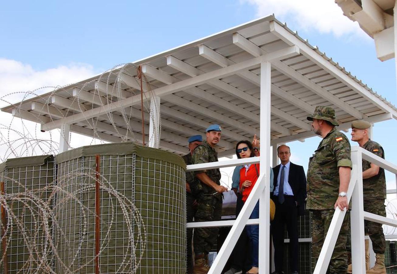 Margarita Robles visita dos puestos de vigilancia estratégicos claves dentro del despliegue de UNIFIL