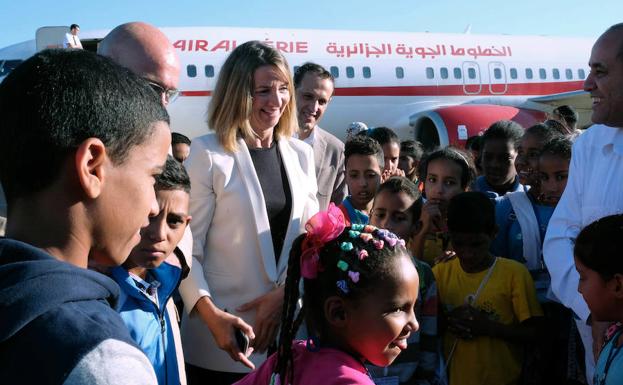 La consejera Alicia García les ha recibido en el aeropuerto