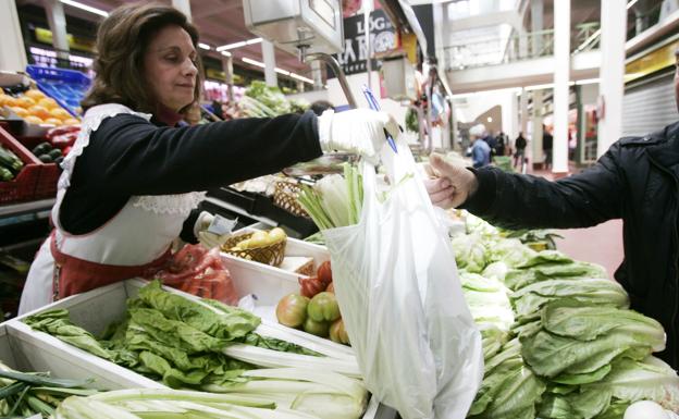 Las bolsas de plástico empezarán a cobrarse desde hoy