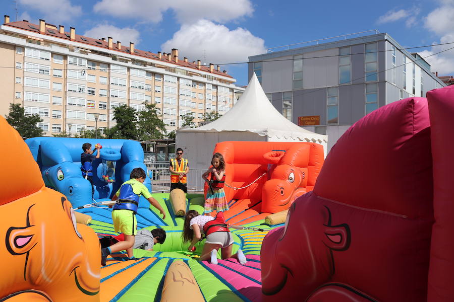 Hinchables, coches kart y camas elásticas son tres de las opciones más demandadas por los jóvenes burgaleses que se acercan a divertirse al parque activo instalado en Gamonal.