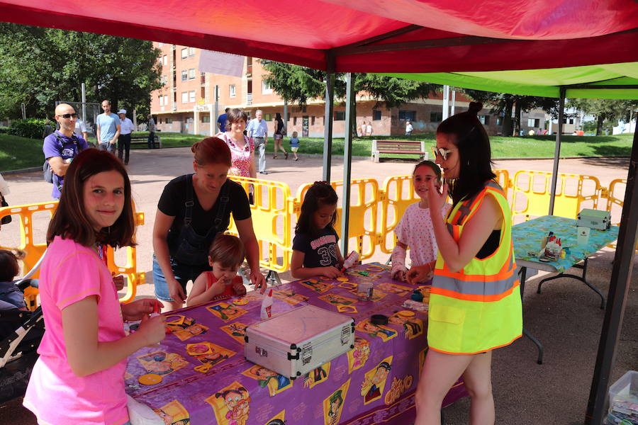 Hinchables, coches kart y camas elásticas son tres de las opciones más demandadas por los jóvenes burgaleses que se acercan a divertirse al parque activo instalado en Gamonal.