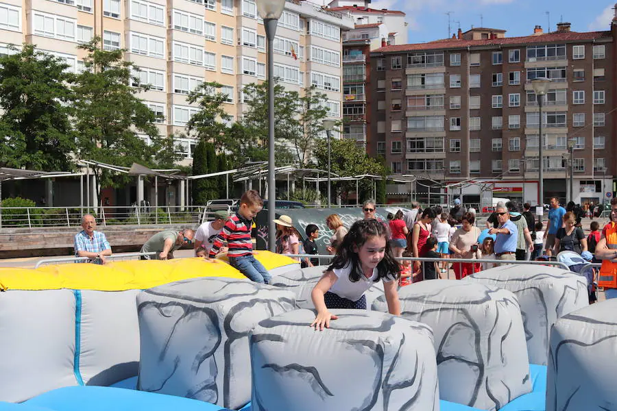 Hinchables, coches kart y camas elásticas son tres de las opciones más demandadas por los jóvenes burgaleses que se acercan a divertirse al parque activo instalado en Gamonal.