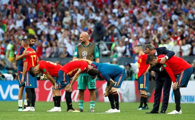 Los jugadores de la selección española tras caer ante Rusia.