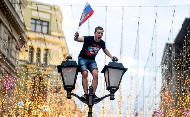 Un aficionado ruso celebra la victoria ante España. 