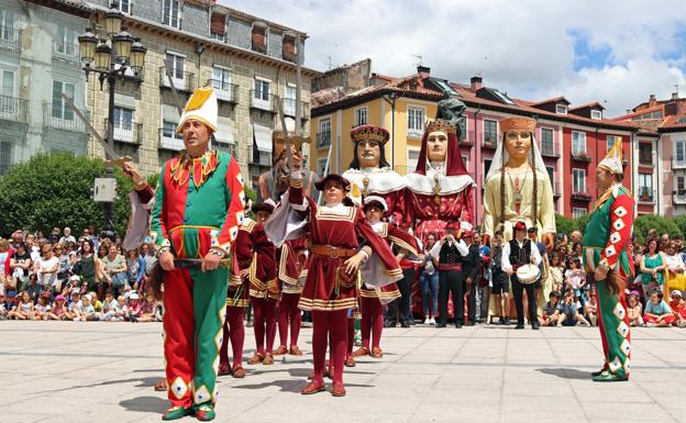 Los danzantes, bailando junto a los tetines.