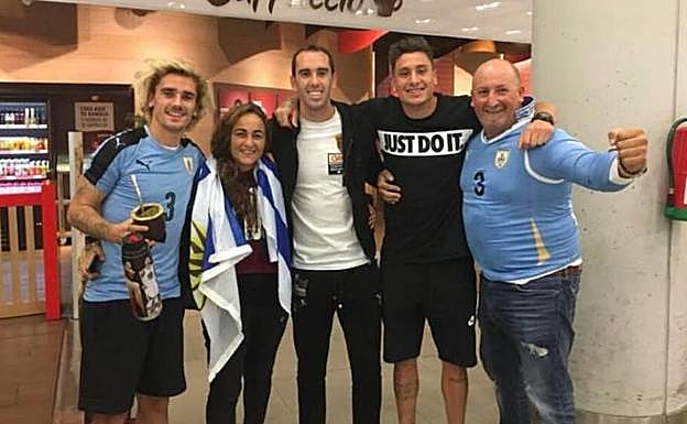 Griezmann recibió a Godín y Giménez en Barajas. 