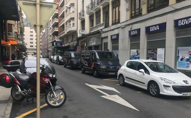 Unidades de la Policía Nacional, este martes en el Ayuntamiento de León.