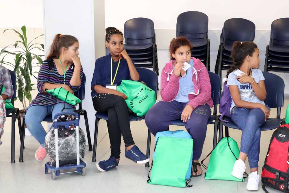 Esta mañana han llegado 18 niños desde los campamentos de refugiados en Tindouf, Argelia, que, sumados a los otros seis que llegaron el pasado 29 de junio, completan el programa 'Vacaciones en paz'