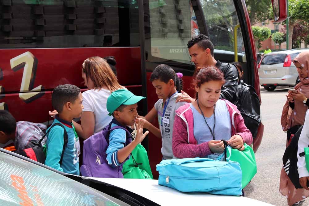 Esta mañana han llegado 18 niños desde los campamentos de refugiados en Tindouf, Argelia, que, sumados a los otros seis que llegaron el pasado 29 de junio, completan el programa 'Vacaciones en paz'