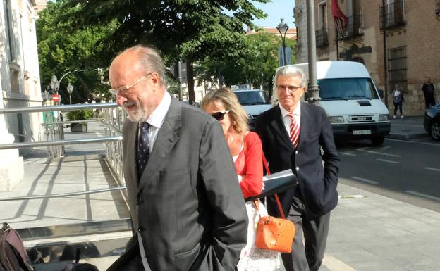 León de la Riva y Manuel Sánchez a su llegada a la segunda sesión del juicio.